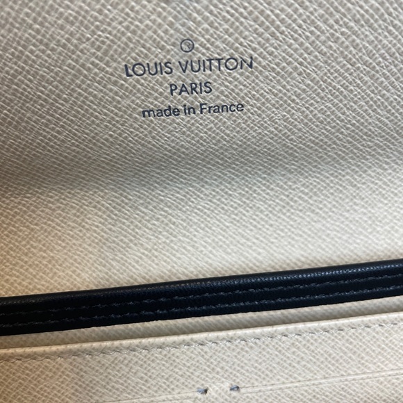 Authentic lv wallet on chain - Picture 7 of 9